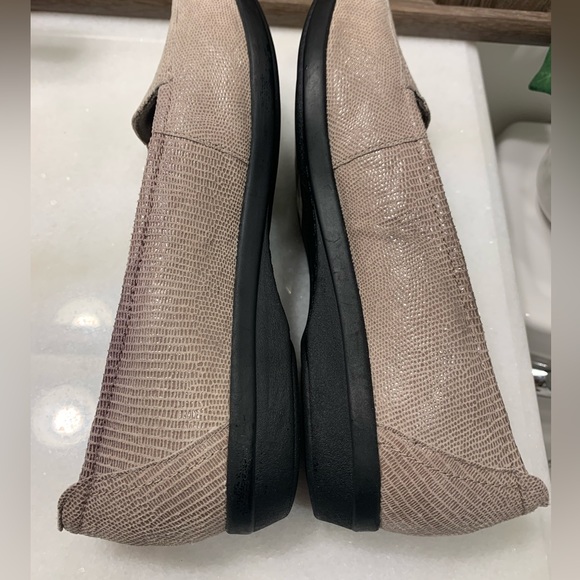 Clark’s Loafers - Leather | Size 8 Women | Color :Beige - Picture 5 of 8